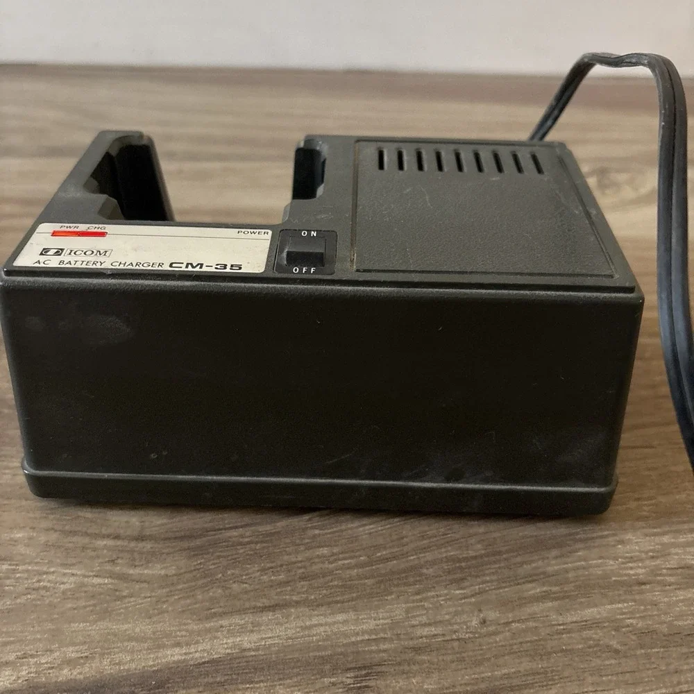 Icom AC Battery Charger BC-35 Lights Come On